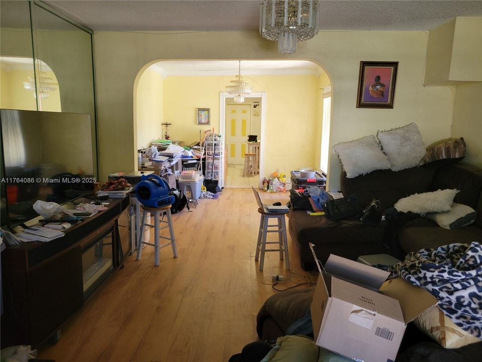 Recently Sold: $375,000 (3 beds, 1 baths, 1131 Square Feet)