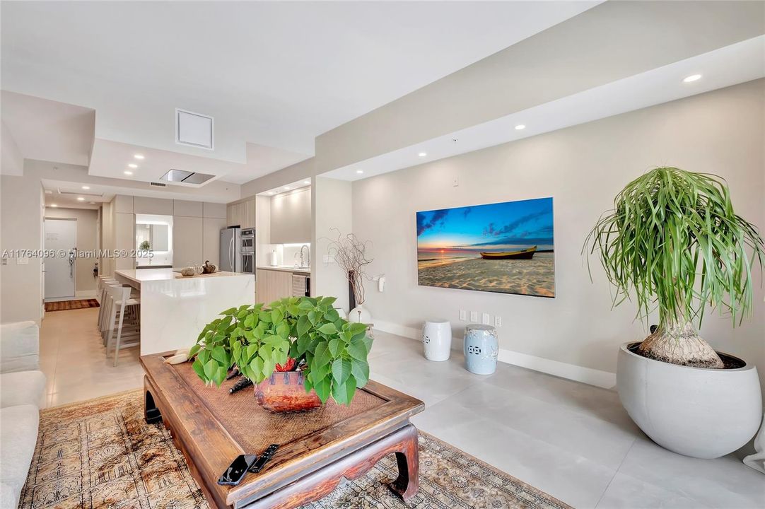 Vendido Recientemente: $220,000 (3 camas, 3 baños, 2070 Pies cuadrados)