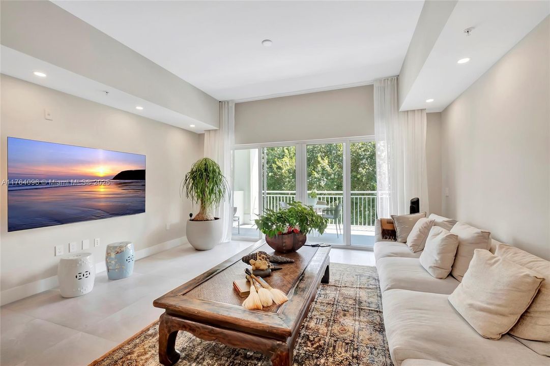 Vendido Recientemente: $220,000 (3 camas, 3 baños, 2070 Pies cuadrados)