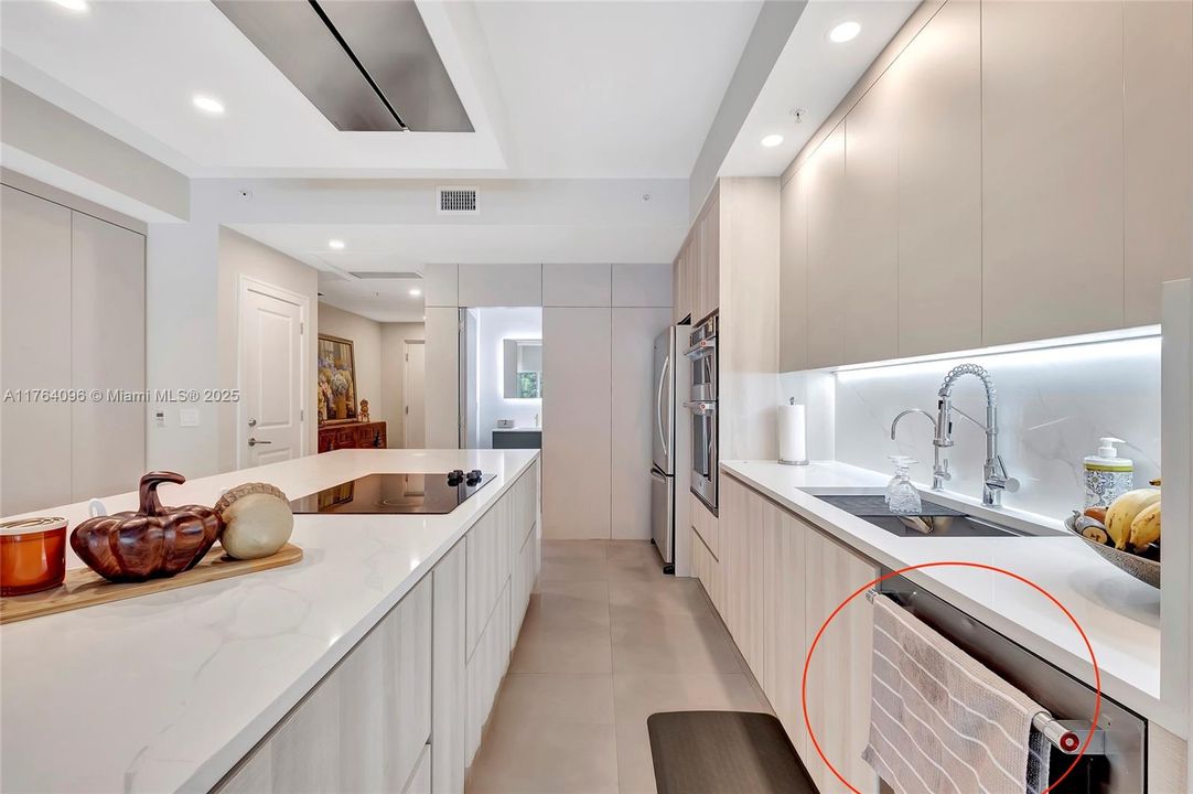 Vendido Recientemente: $220,000 (3 camas, 3 baños, 2070 Pies cuadrados)