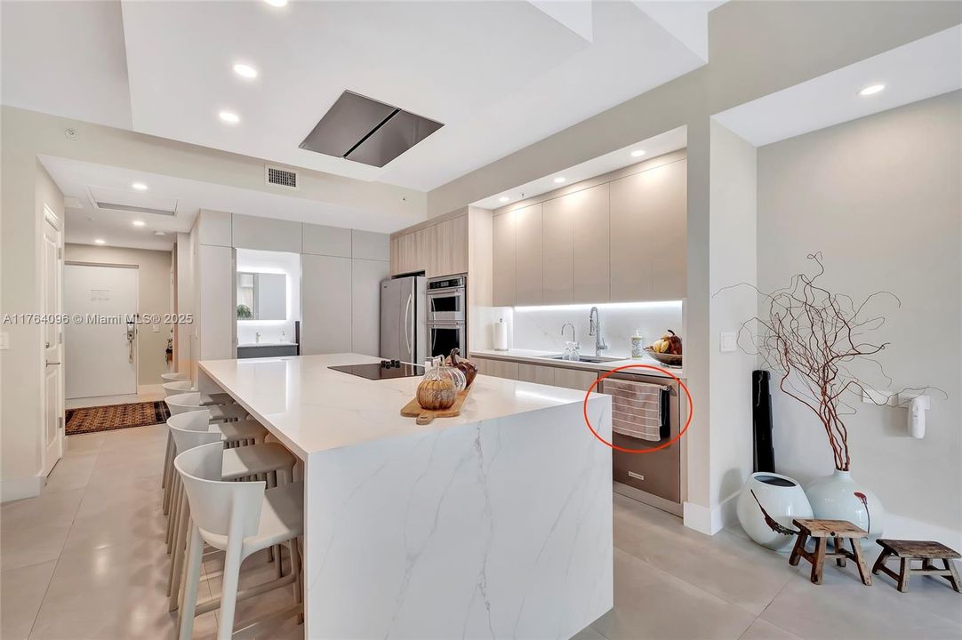 Vendido Recientemente: $220,000 (3 camas, 3 baños, 2070 Pies cuadrados)