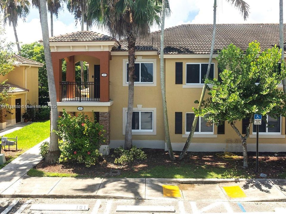 Recientemente alquilado: $2,100 (3 camas, 3 baños, 1176 Pies cuadrados)