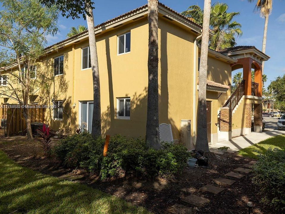 Recientemente alquilado: $2,100 (3 camas, 3 baños, 1176 Pies cuadrados)