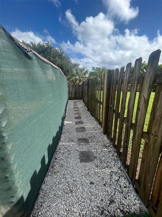 最近租的: $1,280 (0 贝兹, 1 浴室, 300 平方英尺)