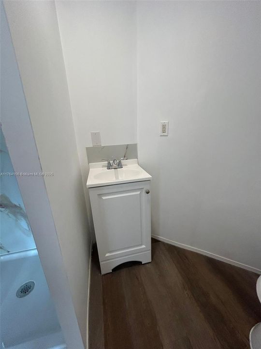 最近租的: $1,280 (0 贝兹, 1 浴室, 300 平方英尺)