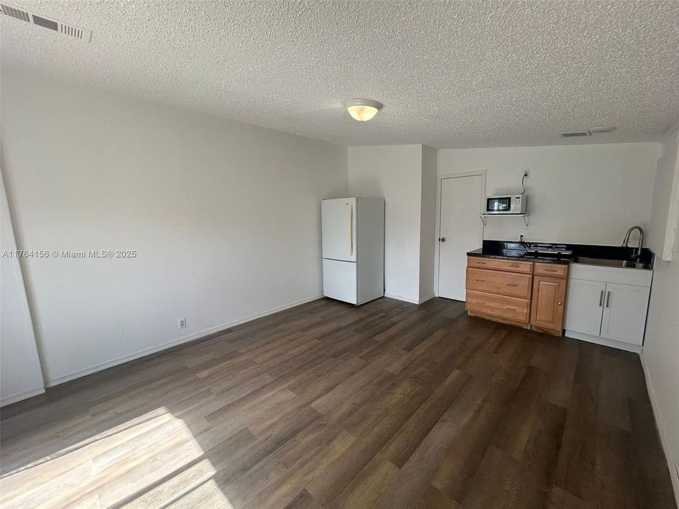 最近租的: $1,280 (0 贝兹, 1 浴室, 300 平方英尺)