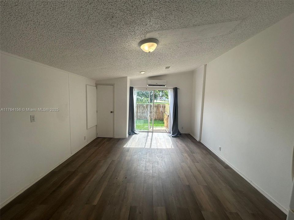 最近租的: $1,280 (0 贝兹, 1 浴室, 300 平方英尺)