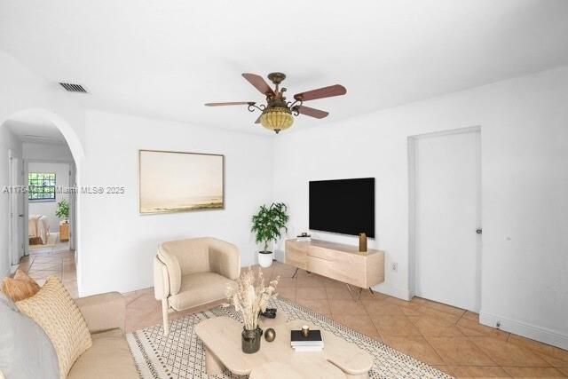 最近售出: $475,000 (4 贝兹, 1 浴室, 1096 平方英尺)