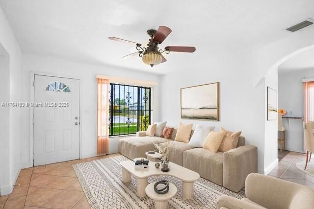 最近售出: $475,000 (4 贝兹, 1 浴室, 1096 平方英尺)