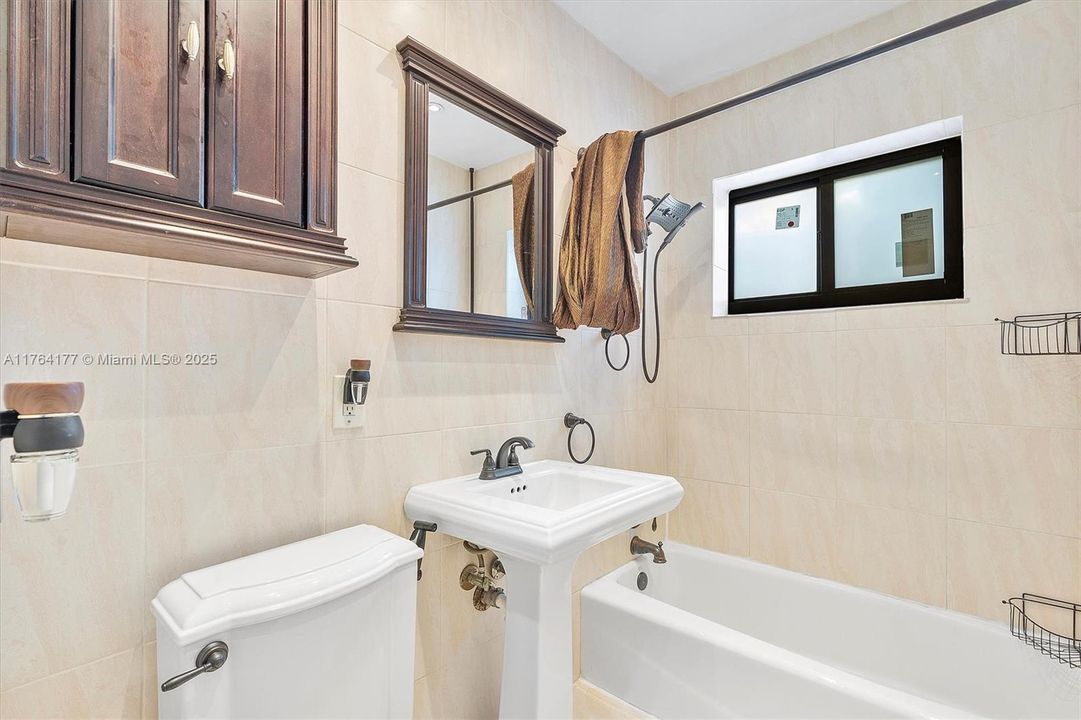 Recently Sold: $510,000 (3 beds, 1 baths, 1279 Square Feet)