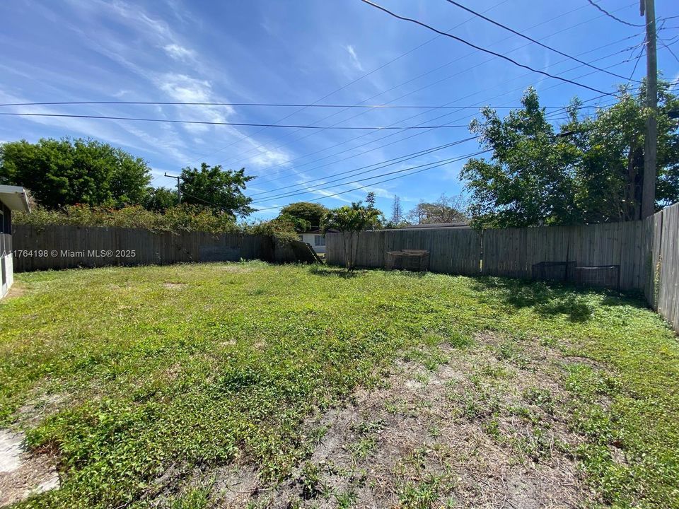 Recently Sold: $450,000 (3 beds, 2 baths, 997 Square Feet)