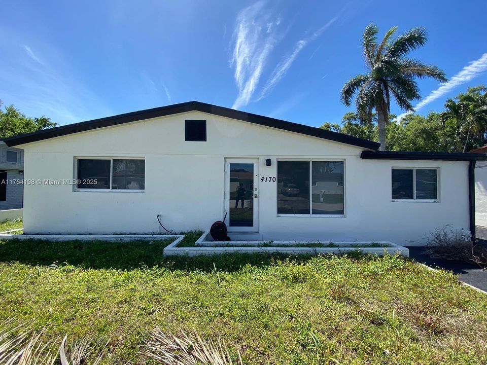 Recently Sold: $450,000 (3 beds, 2 baths, 997 Square Feet)