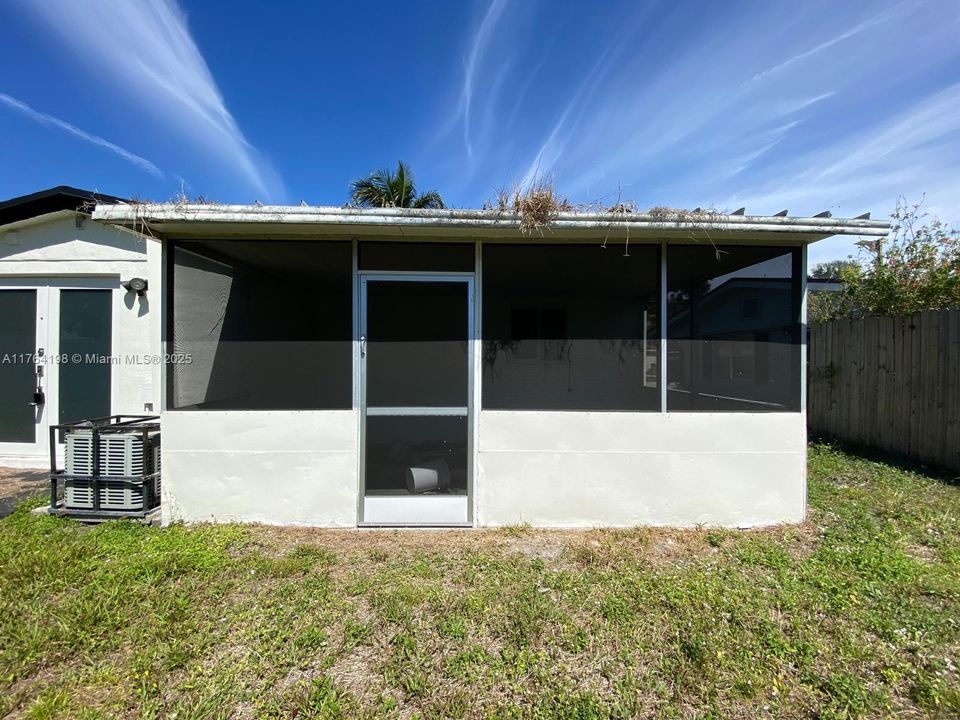 Recently Sold: $450,000 (3 beds, 2 baths, 997 Square Feet)