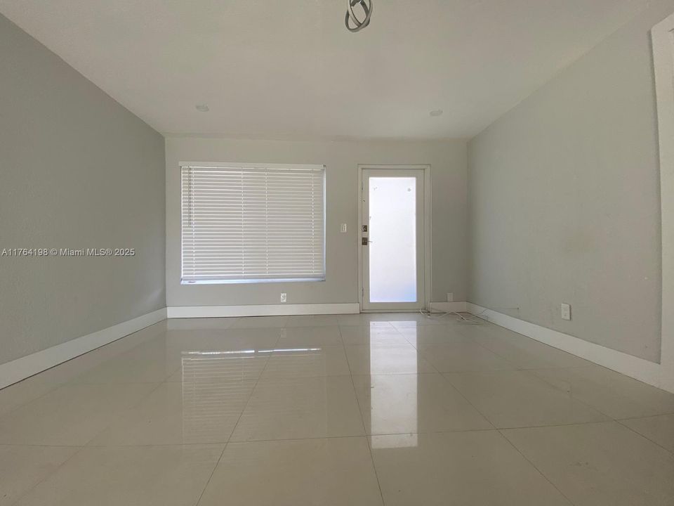 Recently Sold: $450,000 (3 beds, 2 baths, 997 Square Feet)