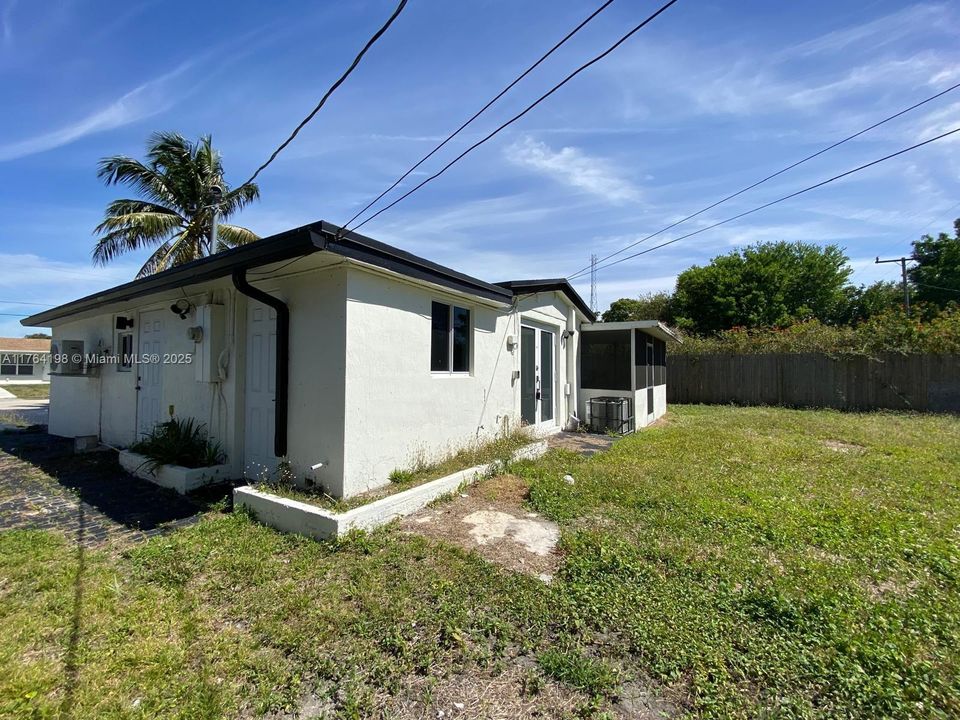 Recently Sold: $450,000 (3 beds, 2 baths, 997 Square Feet)