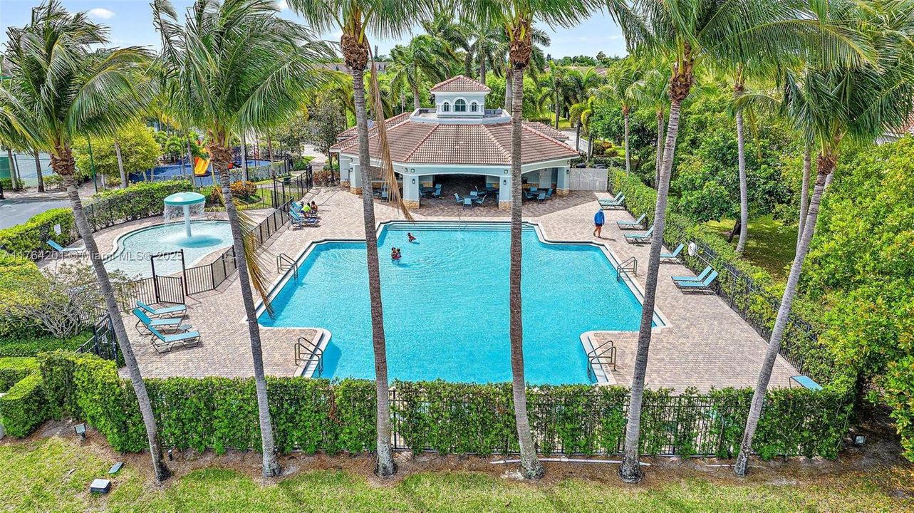 Loads of amenities in Community! Kids Play Park and splash pad, heated pool, picnic areas, basketball and tennis courts. Clubhouse has bathrooms and gym room.