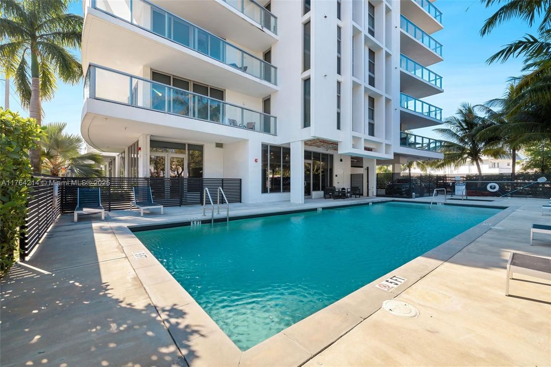For Sale: $415,000 (2 beds, 2 baths, 968 Square Feet)