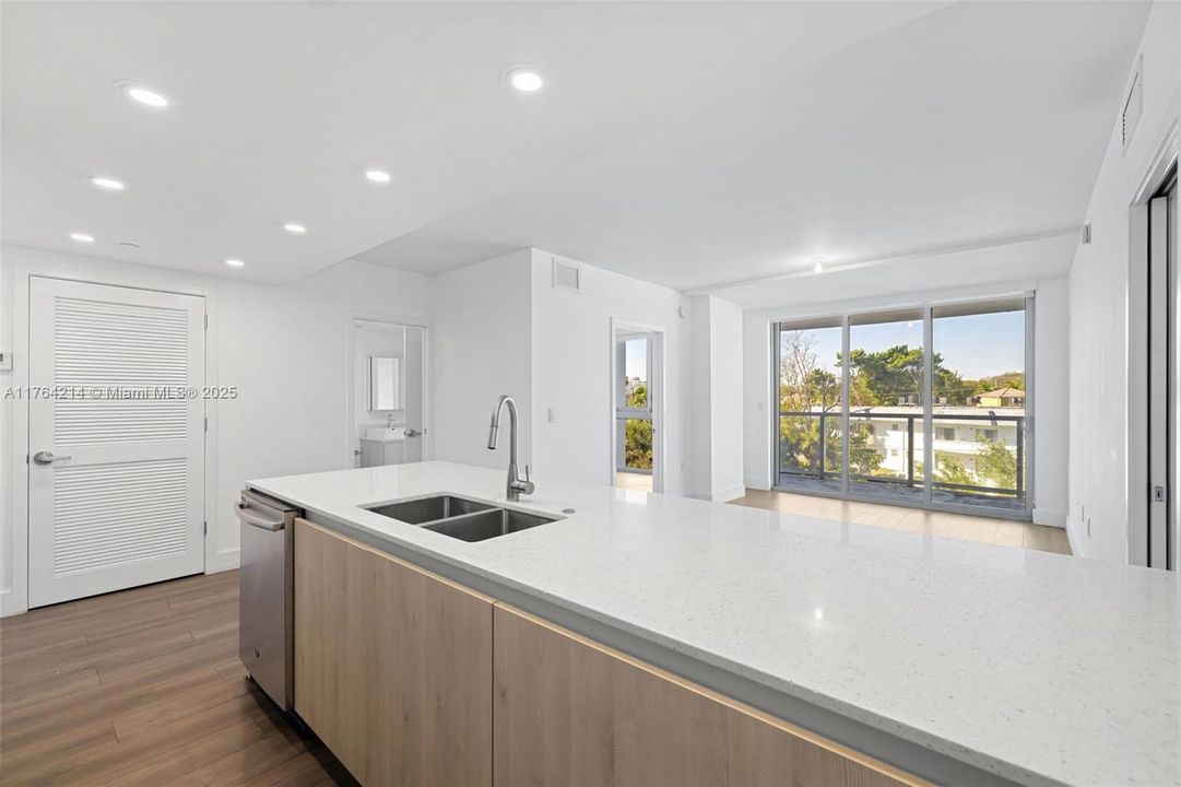 For Sale: $415,000 (2 beds, 2 baths, 968 Square Feet)