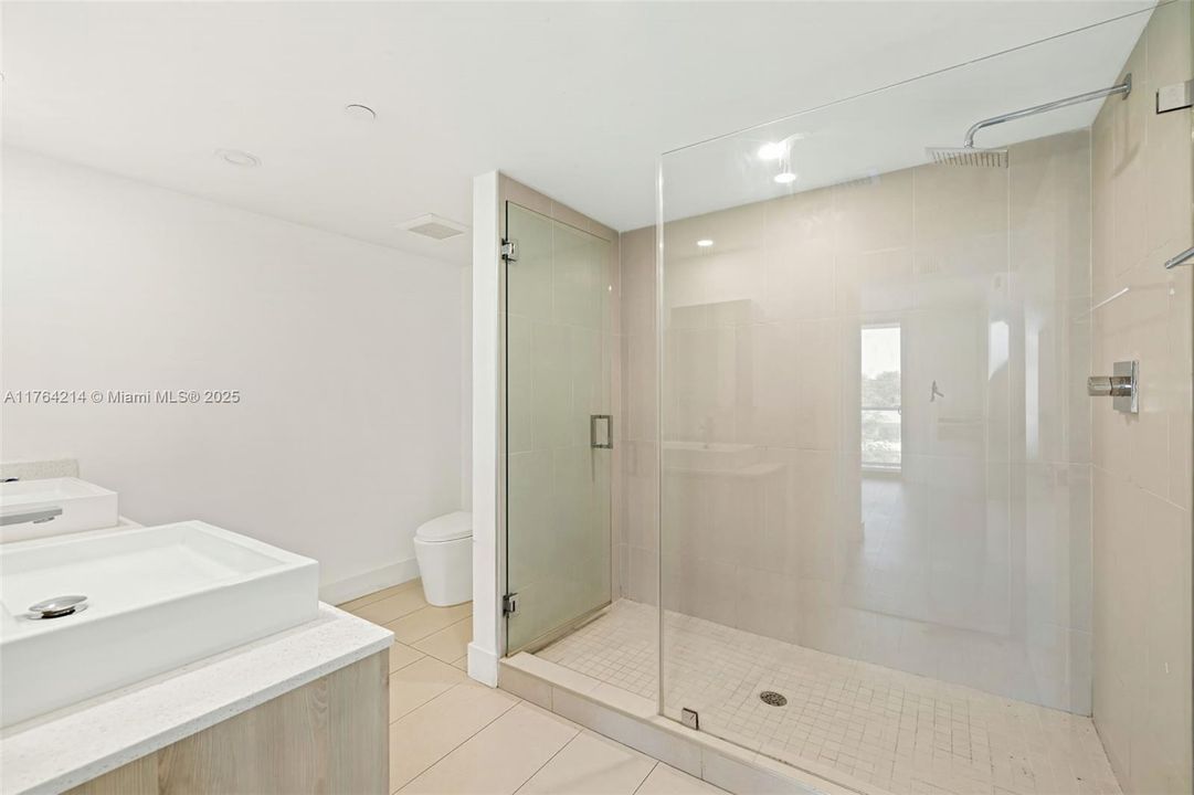 For Sale: $415,000 (2 beds, 2 baths, 968 Square Feet)