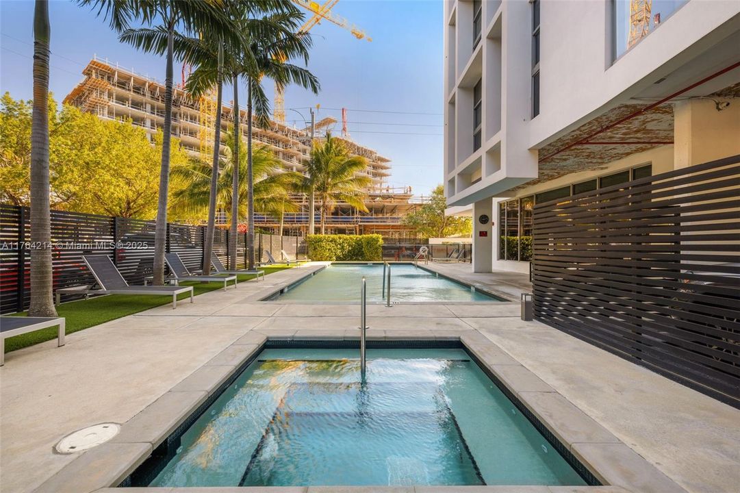 For Sale: $415,000 (2 beds, 2 baths, 968 Square Feet)