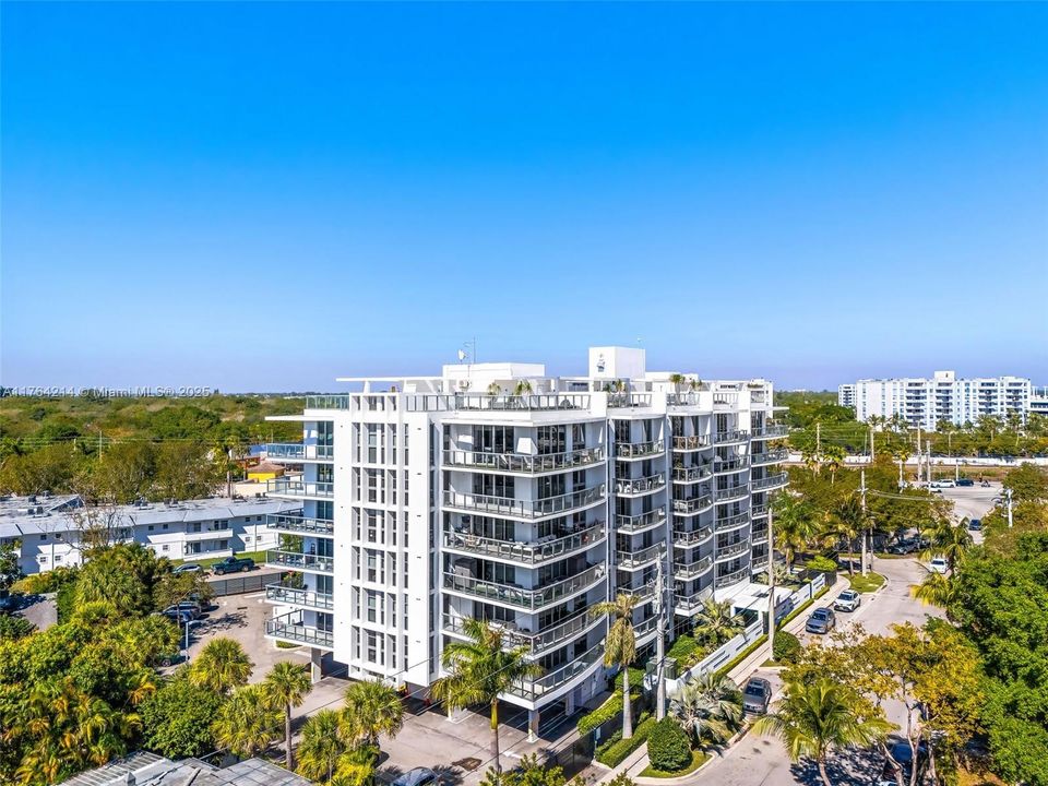 For Sale: $415,000 (2 beds, 2 baths, 968 Square Feet)