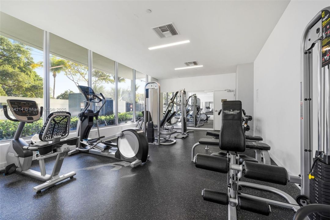 For Sale: $415,000 (2 beds, 2 baths, 968 Square Feet)