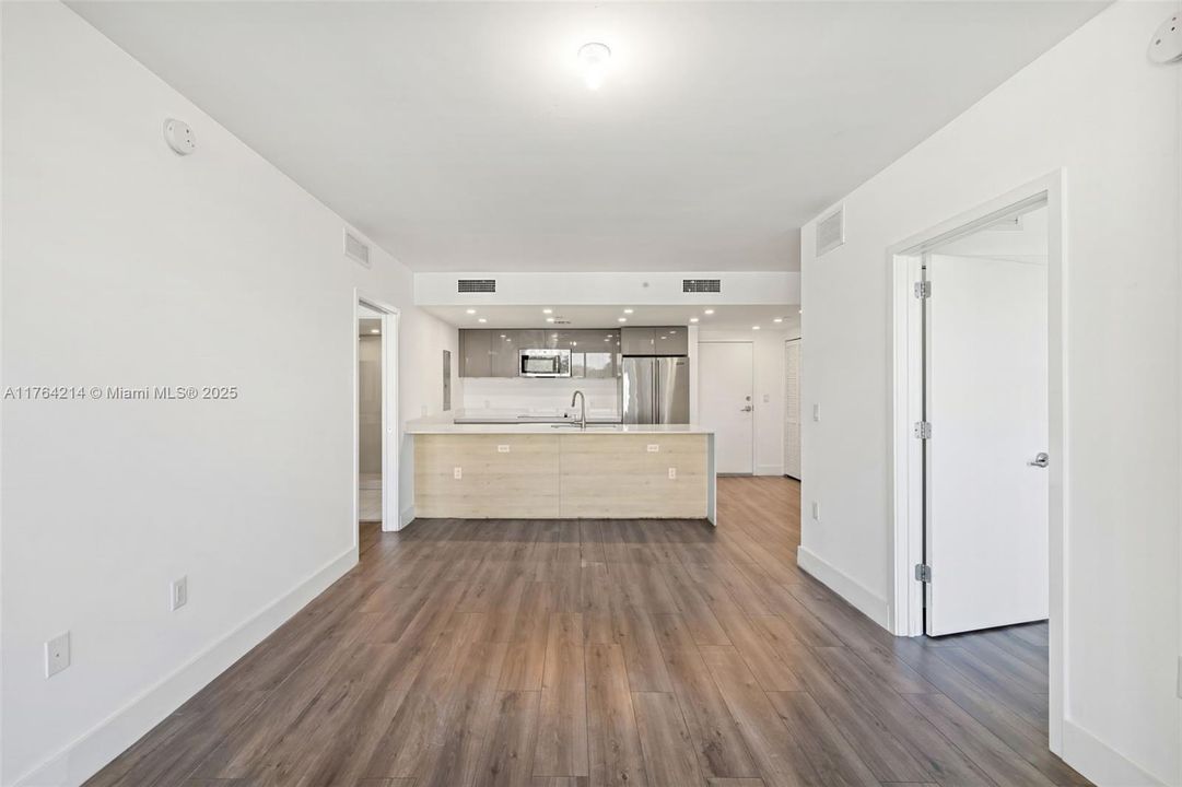For Sale: $415,000 (2 beds, 2 baths, 968 Square Feet)