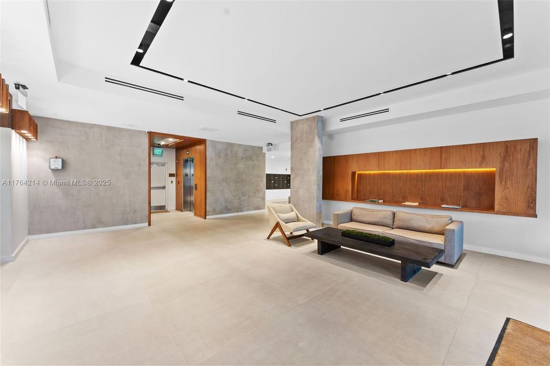 For Sale: $415,000 (2 beds, 2 baths, 968 Square Feet)