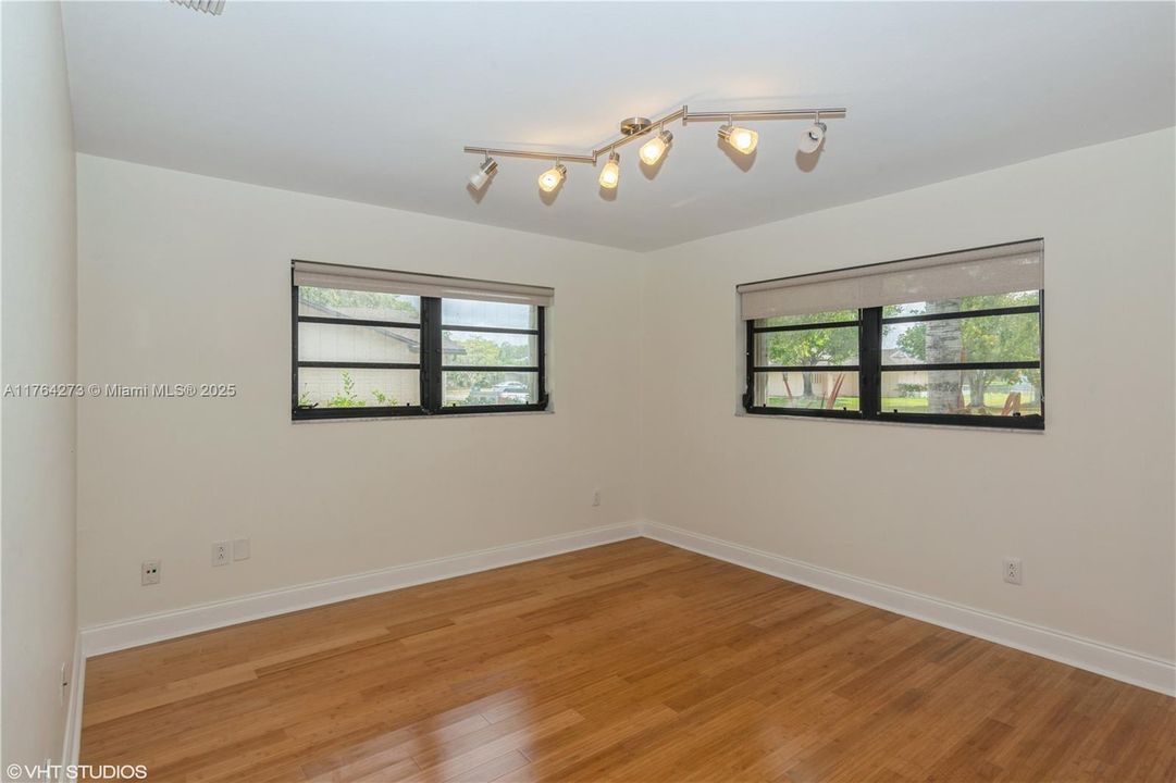 最近售出: $694,000 (4 贝兹, 2 浴室, 2160 平方英尺)