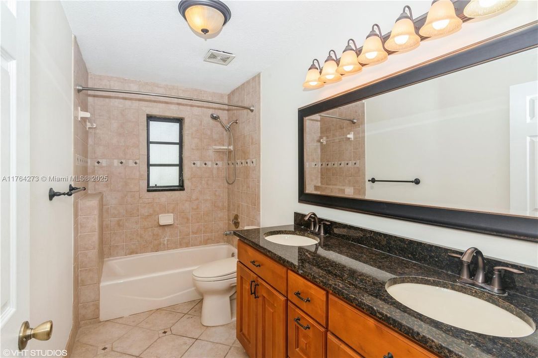 最近售出: $694,000 (4 贝兹, 2 浴室, 2160 平方英尺)