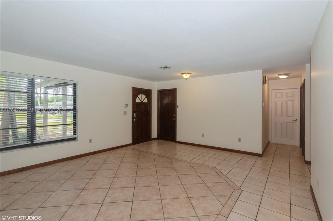 最近售出: $694,000 (4 贝兹, 2 浴室, 2160 平方英尺)