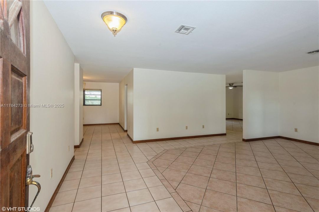 最近售出: $694,000 (4 贝兹, 2 浴室, 2160 平方英尺)