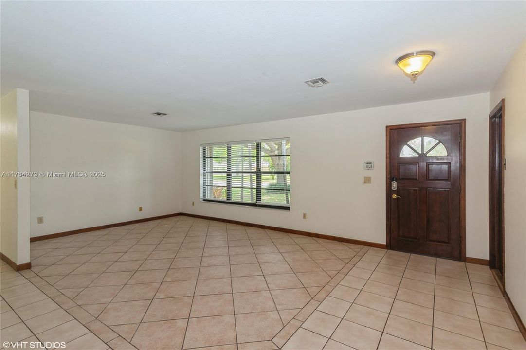 最近售出: $694,000 (4 贝兹, 2 浴室, 2160 平方英尺)