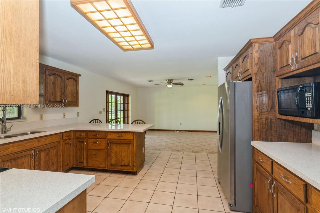 最近售出: $694,000 (4 贝兹, 2 浴室, 2160 平方英尺)