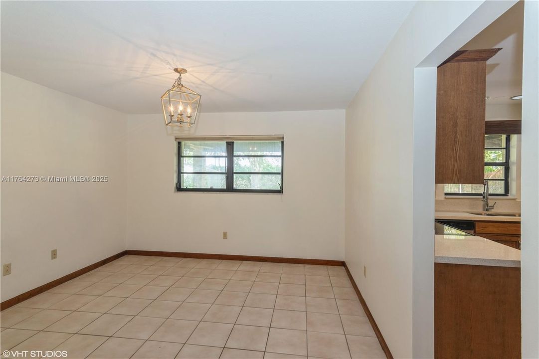 最近售出: $694,000 (4 贝兹, 2 浴室, 2160 平方英尺)