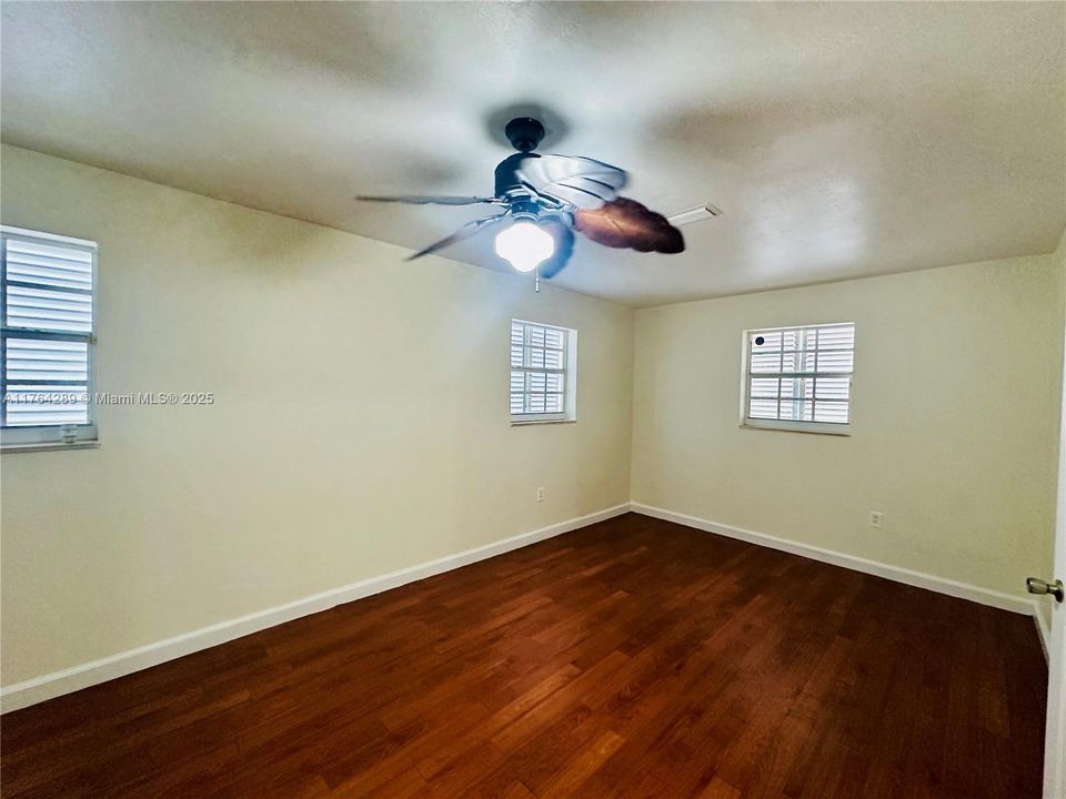 待售: $424,999 (2 贝兹, 1 浴室, 920 平方英尺)