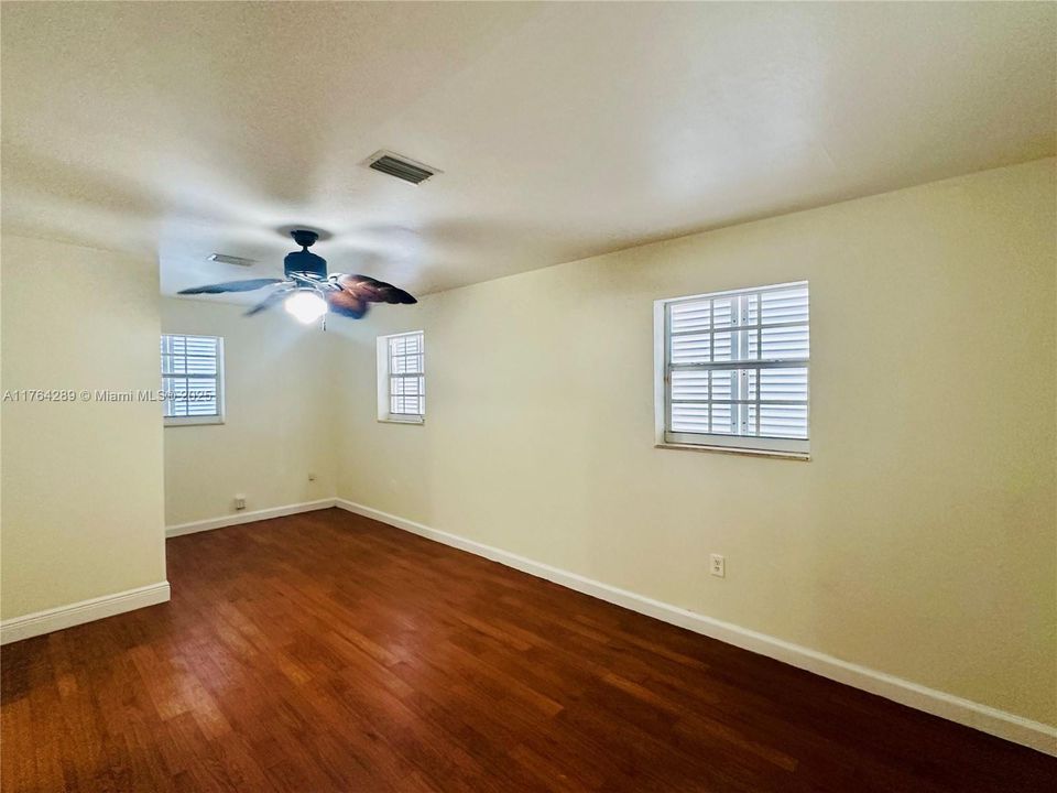 待售: $424,999 (2 贝兹, 1 浴室, 920 平方英尺)