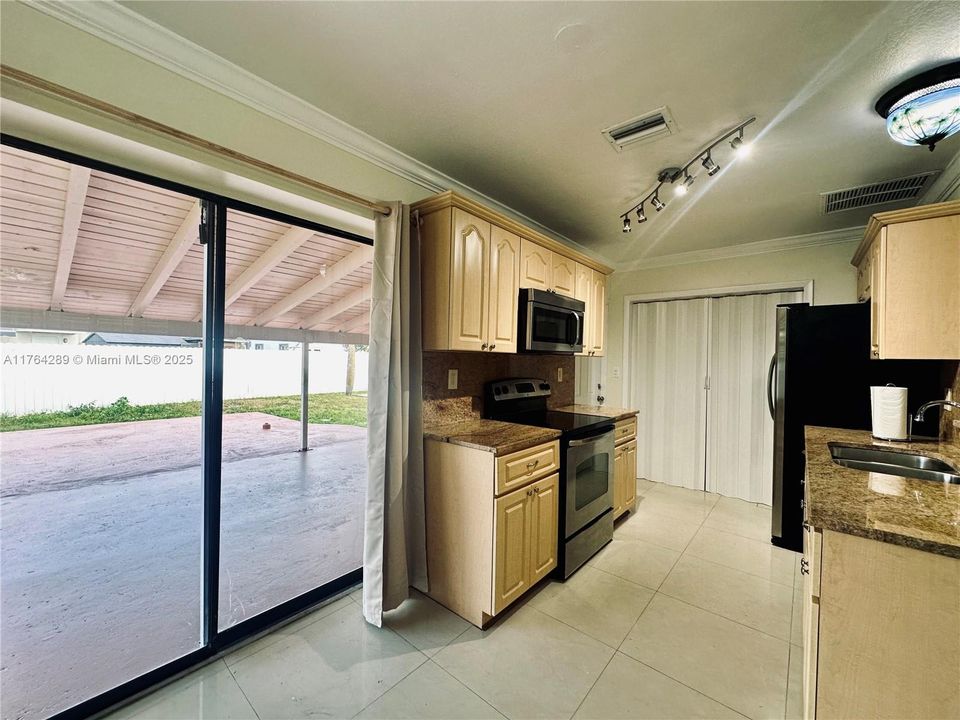 待售: $424,999 (2 贝兹, 1 浴室, 920 平方英尺)