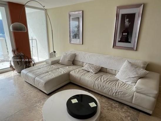 Recently Sold: $339,500 (1 beds, 1 baths, 840 Square Feet)