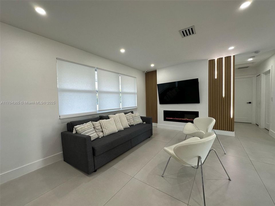 待售: $565,000 (3 贝兹, 2 浴室, 897 平方英尺)