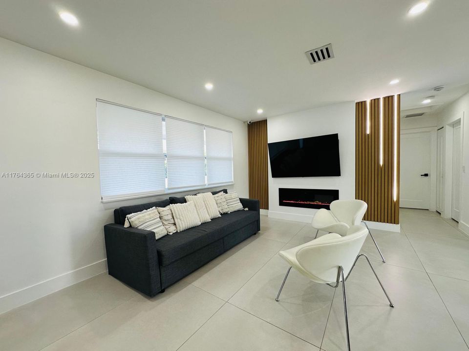 待售: $565,000 (3 贝兹, 2 浴室, 897 平方英尺)