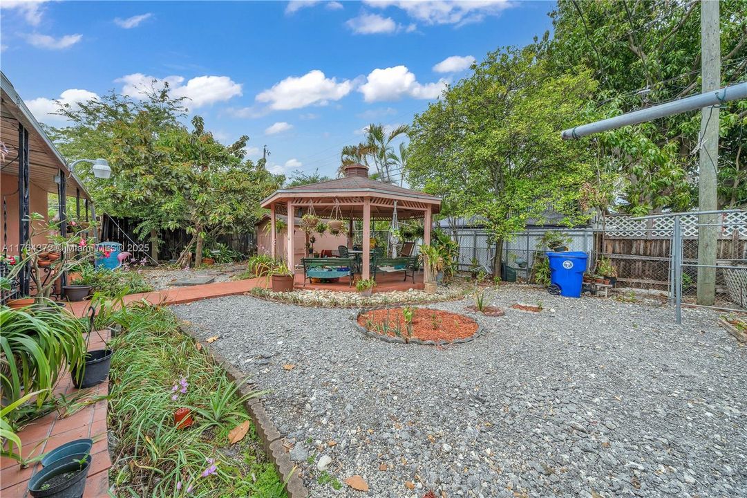 Recently Sold: $599,000 (2 beds, 1 baths, 1515 Square Feet)