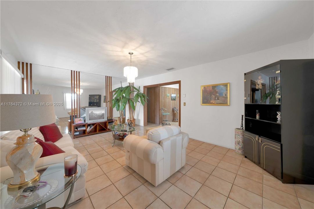 Recently Sold: $599,000 (2 beds, 1 baths, 1515 Square Feet)