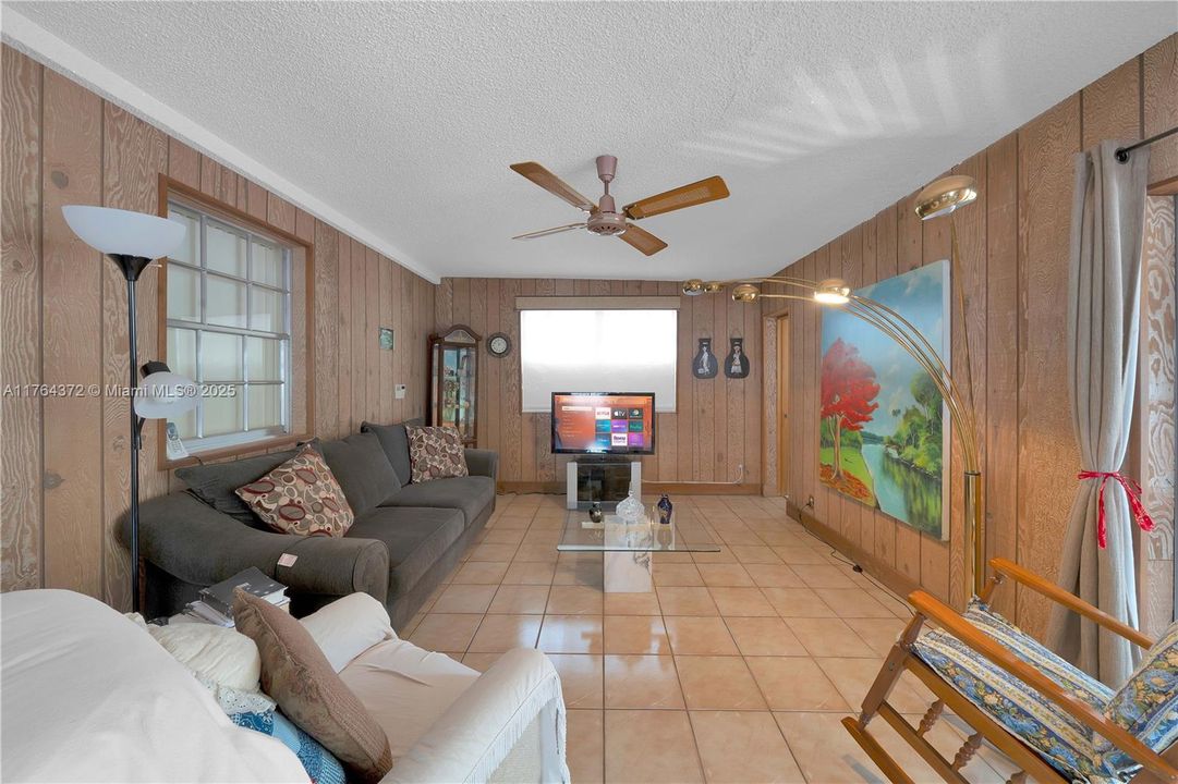 Recently Sold: $599,000 (2 beds, 1 baths, 1515 Square Feet)