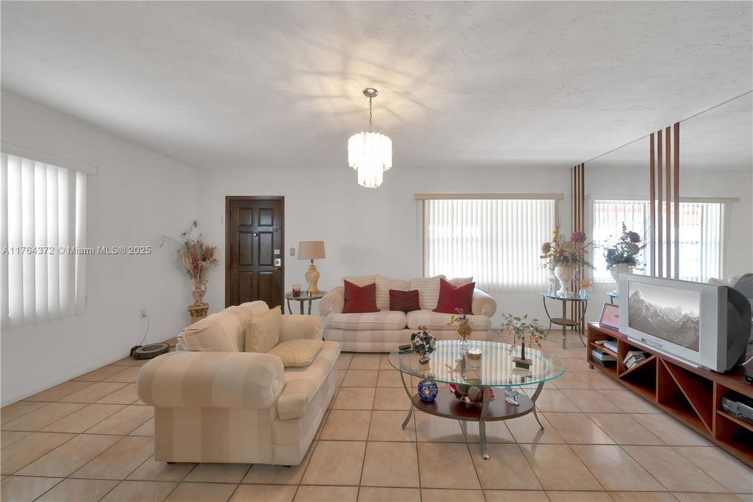 Recently Sold: $599,000 (2 beds, 1 baths, 1515 Square Feet)