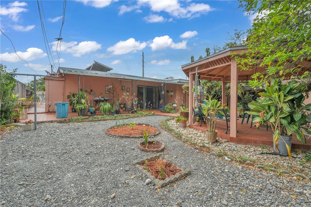 Recently Sold: $599,000 (2 beds, 1 baths, 1515 Square Feet)