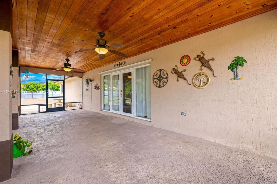 Vendido Recientemente: $775,000 (4 camas, 3 baños, 2339 Pies cuadrados)