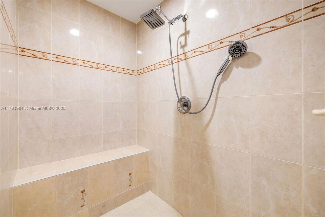 Vendido Recientemente: $775,000 (4 camas, 3 baños, 2339 Pies cuadrados)