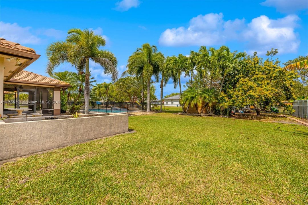 Vendido Recientemente: $775,000 (4 camas, 3 baños, 2339 Pies cuadrados)