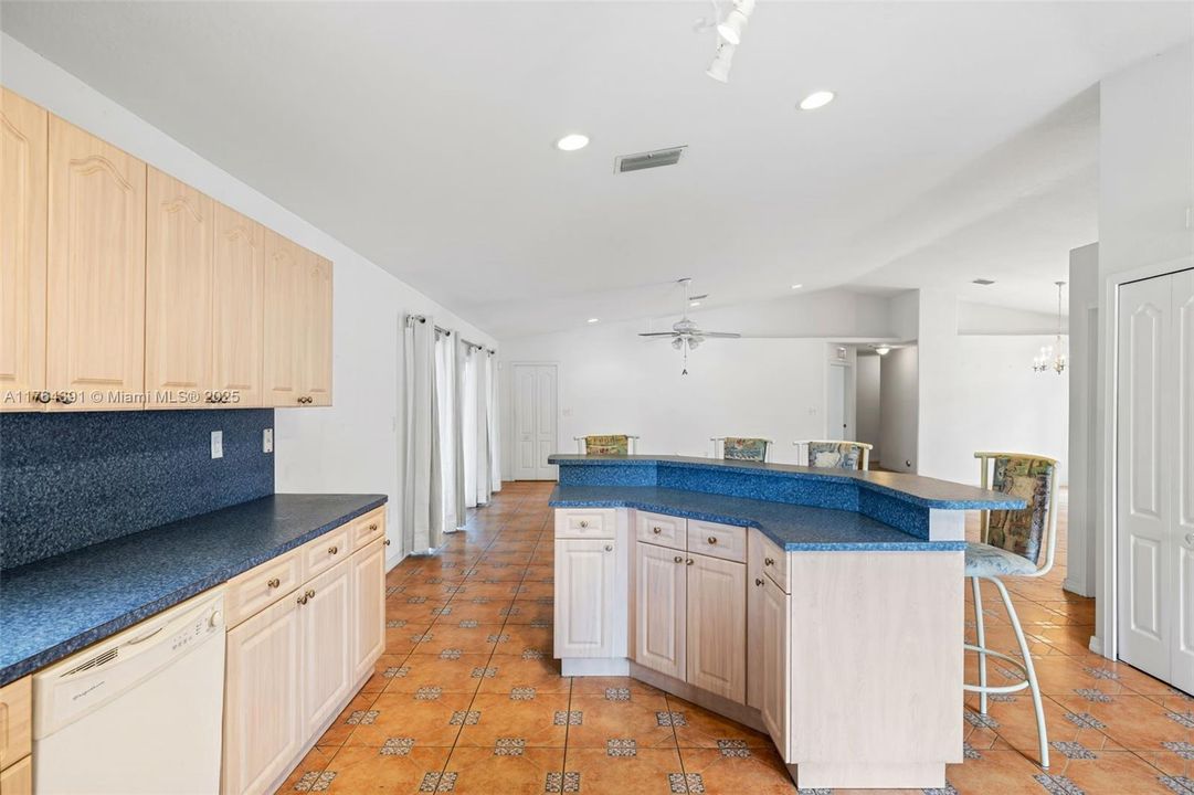 Vendido Recientemente: $775,000 (4 camas, 3 baños, 2339 Pies cuadrados)